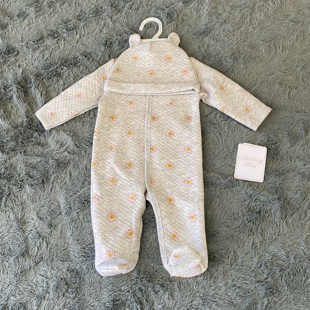 Sterling Baby Footed Bodysuit with matching hat set Size 6m NWT